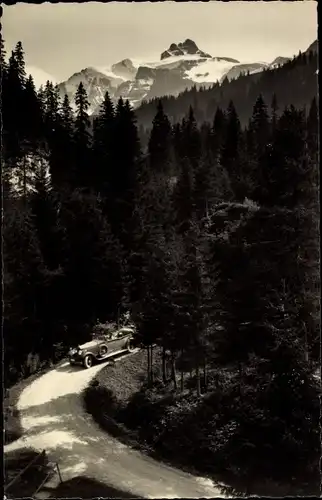 Ak Berner Oberland Kanton Bern Schweiz, Straße, Wald, Auto, Berggipfel