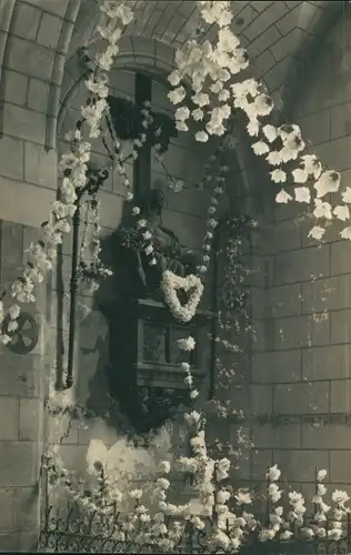 Foto Ak Frankreich, Innenansicht einer Kirche, Kreuz, Blumenschmuck