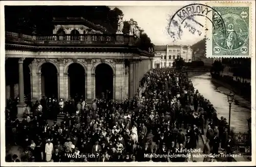 Ak Karlovy Vary Karlsbad Stadt, Mühlbrunnenkolonnade während Trinkzeit