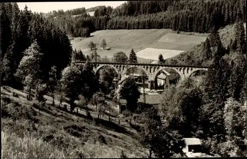 Foto Ak Wurzbach im Saale Orla Kreis, Teilansicht der Ortschaft mit Viadukt, Bärenmühle