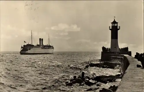 Ak Sassnitz auf der Insel Rügen, Leuchtturm mit Schwedenfähre