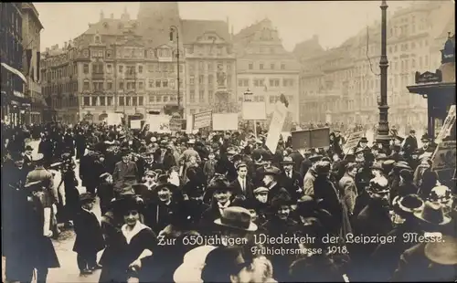 Ak Leipzig in Sachsen, Frühjahrsmesse 1918, Menschenmenge, Reklametafeln