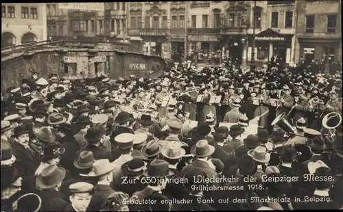 Ak Leipzig in Sachsen, Frühjahrsmesse 1918, erbeuteter englischer Hyeana Tank auf dem Marktplatz