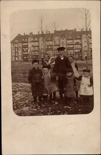 Foto Ak Leipzig, Kindergruppe vor einem Wohnhaus