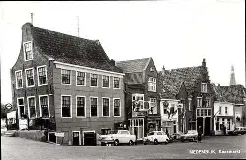 Ak Medemblik Nordholland Niederlande, Käsemarkt, Geschäfte, Autos