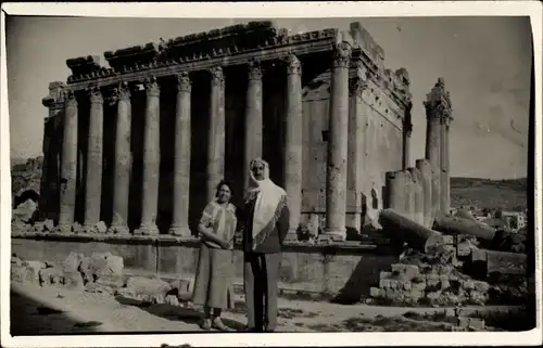 Foto Ak Baalbek Libanon, Tempel, Säulen, Einheimische