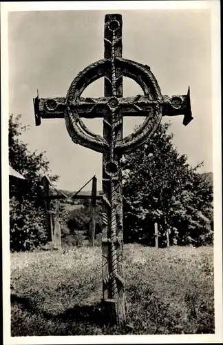 Ak Maramures Rumänien, Blick auf das Grabkreuz aus Holz