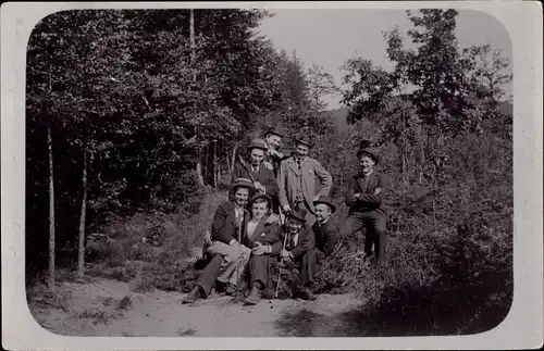 Foto Ak Stuttgart in Württemberg, Gruppenfoto, Wald