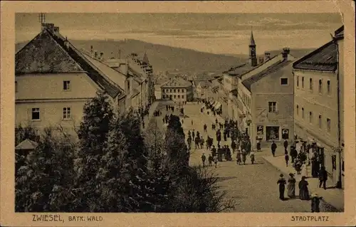 Ak Zwiesel im Bayerischen Wald, Stadtplatz, Passanten, Kirchturm