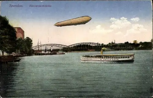 Ak Berlin Spandau, Zeppelin über der Eiswerderbrücke, Dampfschiff