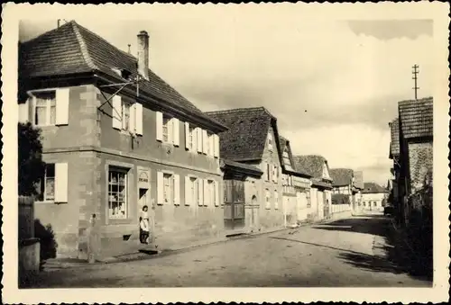 Ak Lampertheim Elsass Bas Rhin, Straßenpartie, Frau, Wohnhäuser