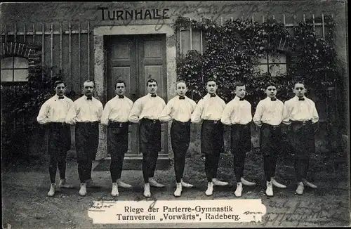 Ak Radeberg in Sachsen, Turnverein Vorwärts, Riege der Parterre-Gymnastik, Turnhalle