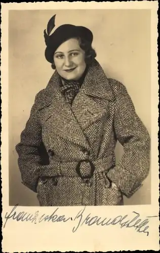 Foto Ak Franziska Brandstetter, Portrait, Mantel, Autogramm, Magdeburg 1934