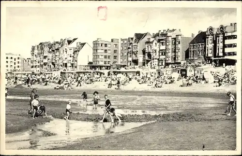 Ak Koksijde Coxyde Bains Westflandern, La Plage, Blick vom Meer auf Strand und Hotels