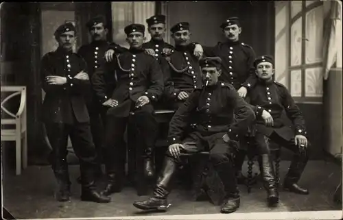 Foto Ak Deutsche Soldaten in Uniformen, Gruppenbild, Kaiserzeit