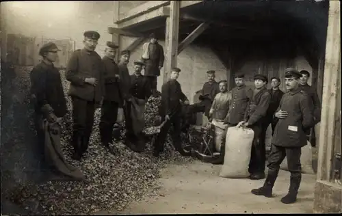 Foto Ak Deutsche Soldaten in Uniformen, Schaufel, Säcke, Arbeit