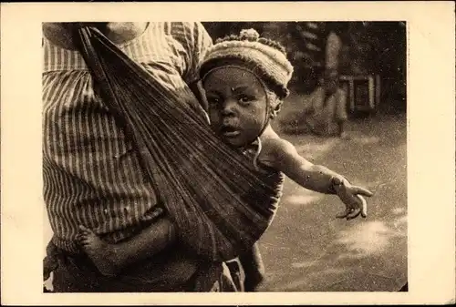 AK Französisch-Äquatorialafrika, Französisch-Kongo, Mutter mit Kind im Tragetuch