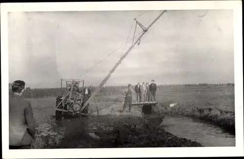 Foto Ak Traktor, Nutzfahrzeug, Fluss, Felder