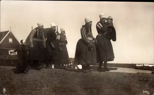 Foto Ak Frauen in niederländischen Volkstrachten, Kind, Fluss