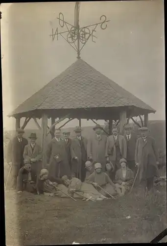 Foto Urlauber, Wanderer, Gruppenbild, Hütte, Himmelsrichtungen