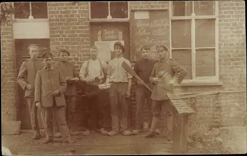 Foto Ak Deutsche Soldaten in Uniformen, Gruppenbild, Schüssel, Dose
