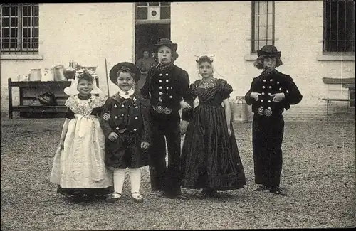 Ak Kinder in niederländischer Volkstracht, Gruppenbild, Pfeife