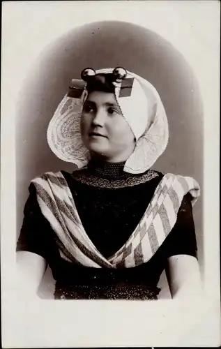 Foto Ak Portrait einer Frau in niederländischer Volkstracht