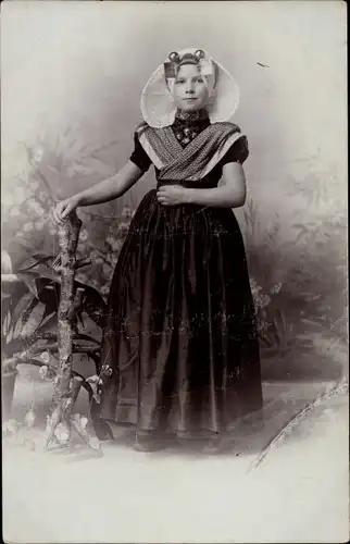 Foto Ak Portrait einer Frau in niederländischer Volkstracht