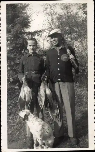 Foto Ak Jäger mit Jagdbeute, Erlegte Vögel, Jagdhund