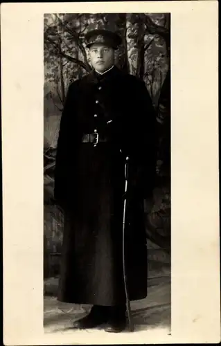 Foto Ak Junger Mann in Uniform, Standportrait, Soldat, Mantel