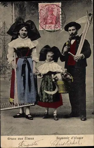 Ak Familienbild, Elsässer Volkstracht, Bauern, Harke, Sichel