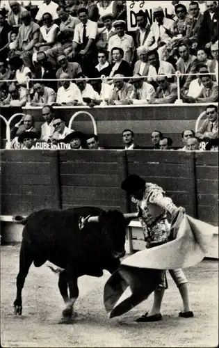 Foto Ak Stierkampf, Stadion, Zuschauer, Matador, Stier greift an
