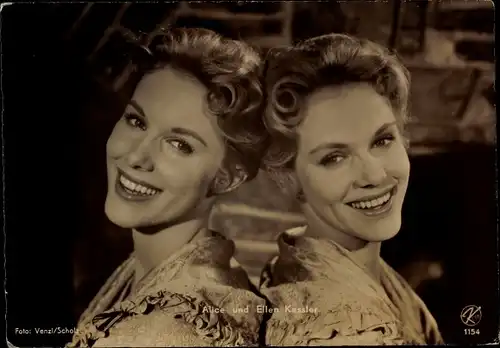 Ak Sängerinnen Alice und Ellen Kessler, Portrait