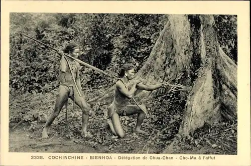 Ak Bienhoa Vietnam, Chua Chan Delegation, Cho Ma auf der Suche, Jäger mit Speeren