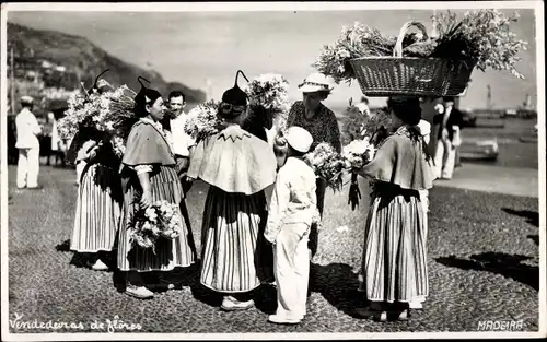 Ak Insel Madeira Portugal, Vendedeiras de flores, Blumenverkäuferinnen in Tracht