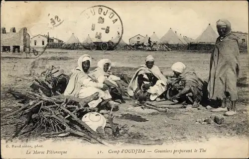 Ak Oudjda Oujda Marokko, Camp, Goumiers bereitet Tee zu