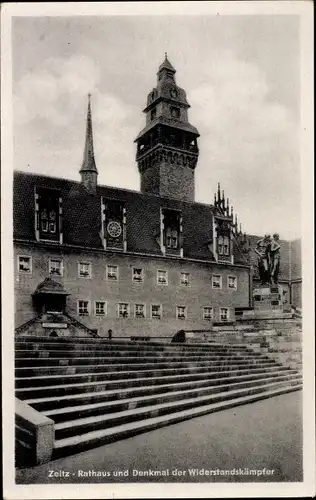 Ak Zeitz im Burgenlandkreis, Rathaus, Denkmal der Widerstandskämpfer