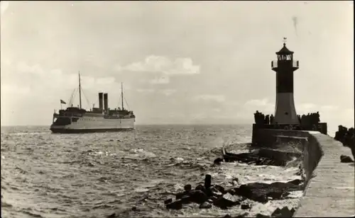 Ak Sassnitz auf der Insel Rügen, Leuchtturm mit Schwedenfähre