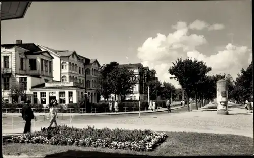 Ak Ostseebad Ahlbeck Heringsdorf auf Usedom, Promenade, Litfaßsäule