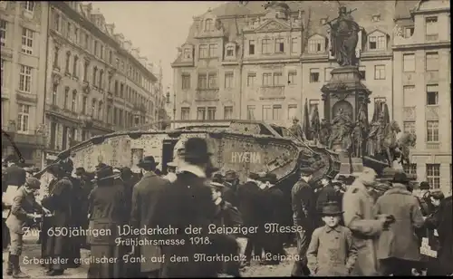 Ak Leipzig, Leipziger Messe, Frühjahrsmesse 1918, Marktplatz, erbeuteter englischer Hyaena-Tank