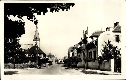 Ak Milovice nad Labem Milowitz Mittelböhmen, Straßenpartie, Kirche, Gebäude
