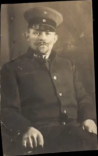 Foto Ak Eisenbahn-Beamter in Uniform, Sitzportrait