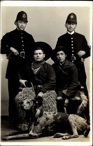 Foto Ak London, Zwei Polizisten in Uniform, Männer als Cowboys kostümiert, Hund