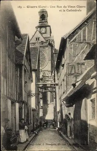 Ak Gisors Eure, Une Rue du Vieux Gisors et la Cathédrale