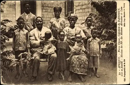 Ak Benin, Catechiste Pierre Claver avec sa famille, Missions des PP des Missions Africaines de Lyon