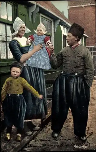 Ak Volendam Nordholland Niederlande, Familienbild, Niederländische Tracht, Kinder
