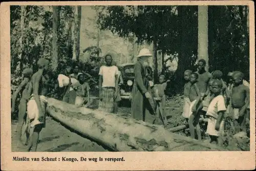 Ak Kongo, Mission van Scheut, Missionar, umgestürzter Baum versperrt den Weg, afrikanische Kinder