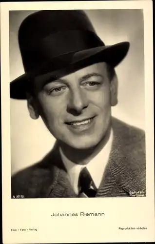 Ak Schauspieler Johannes Riemann, Portrait, Hut, Berlin Film A 3717/1