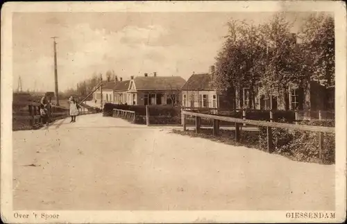 Ak Giessendam Südholland, Over 't Spoor, Straßenpartie