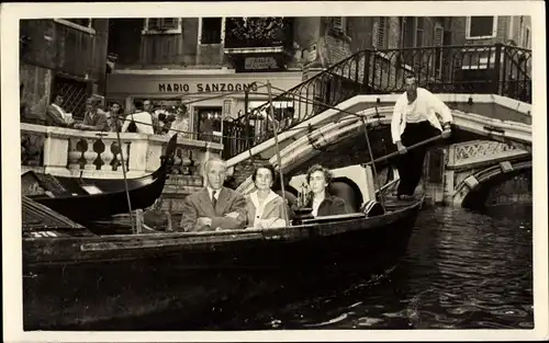 Foto Ak Italien, Gondel, Touristen, Brücke, Restaurant Mario Sanzogno